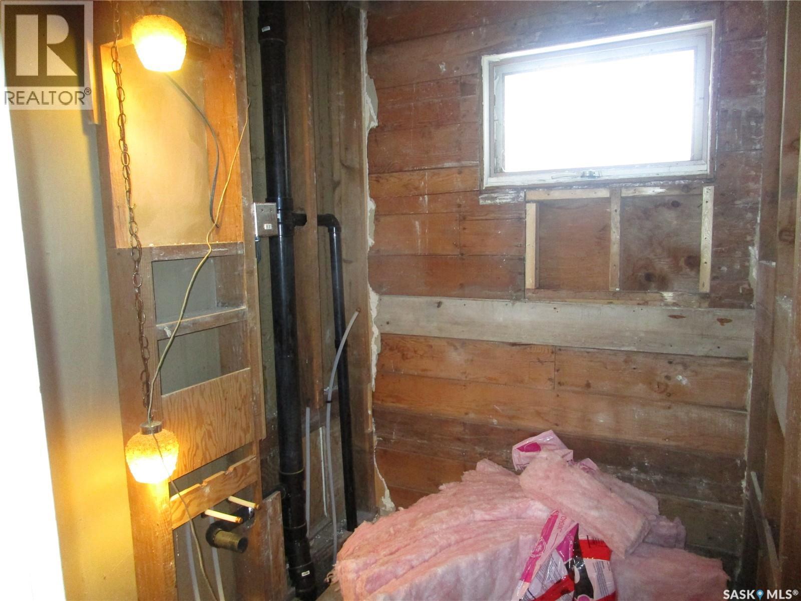 514 3Rd Avenue E, Assiniboia, SK - Indoor