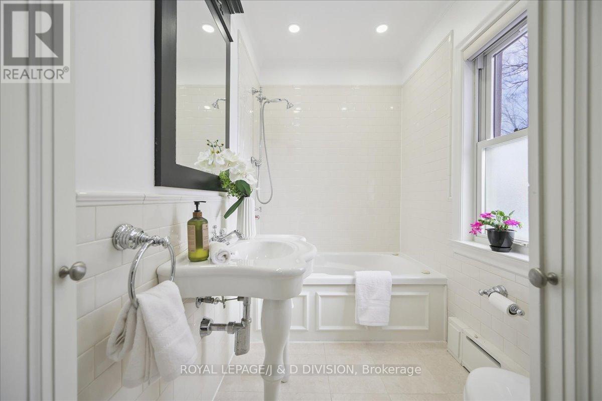 65 Chatsworth Drive, Toronto, ON - Indoor Photo Showing Bathroom