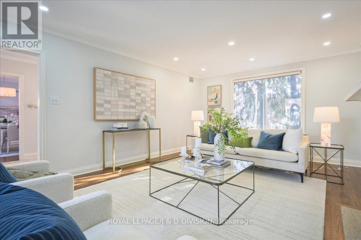 65 Chatsworth Drive, Toronto, ON - Indoor Photo Showing Living Room