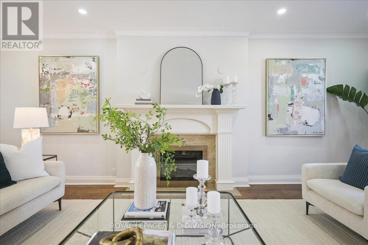 65 Chatsworth Drive, Toronto, ON - Indoor Photo Showing Living Room
