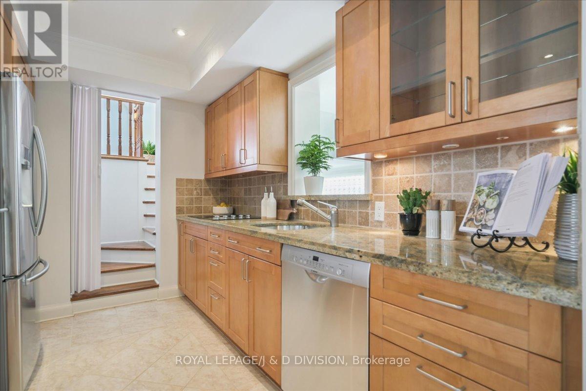 65 Chatsworth Drive, Toronto, ON - Indoor Photo Showing Kitchen