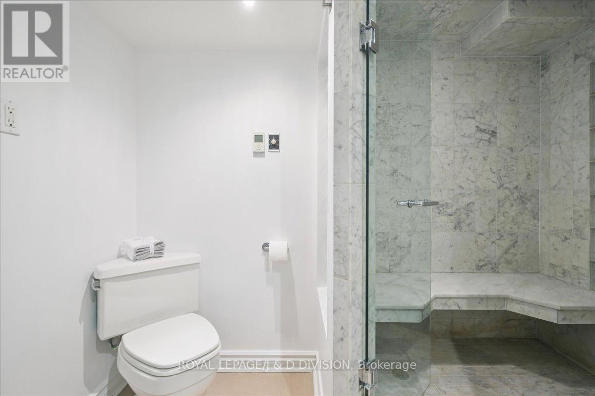 65 Chatsworth Drive, Toronto, ON - Indoor Photo Showing Bathroom