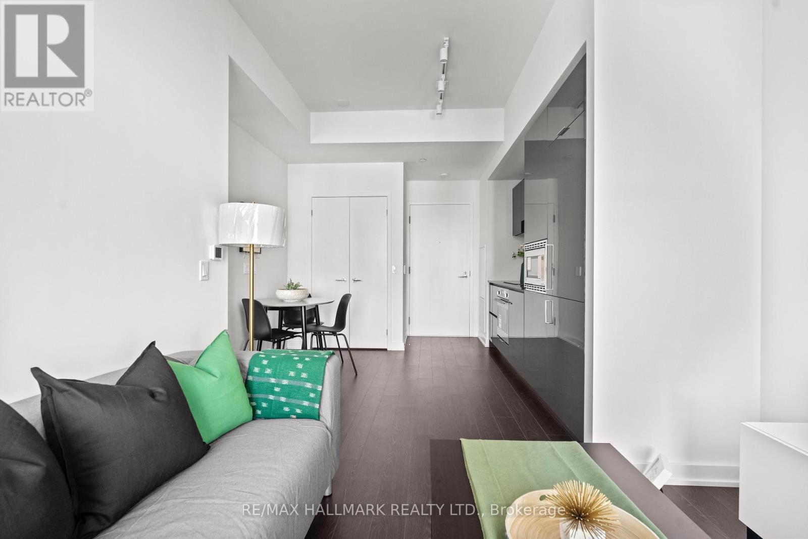 1402 - 238 Simcoe Street, Toronto, ON - Indoor Photo Showing Living Room