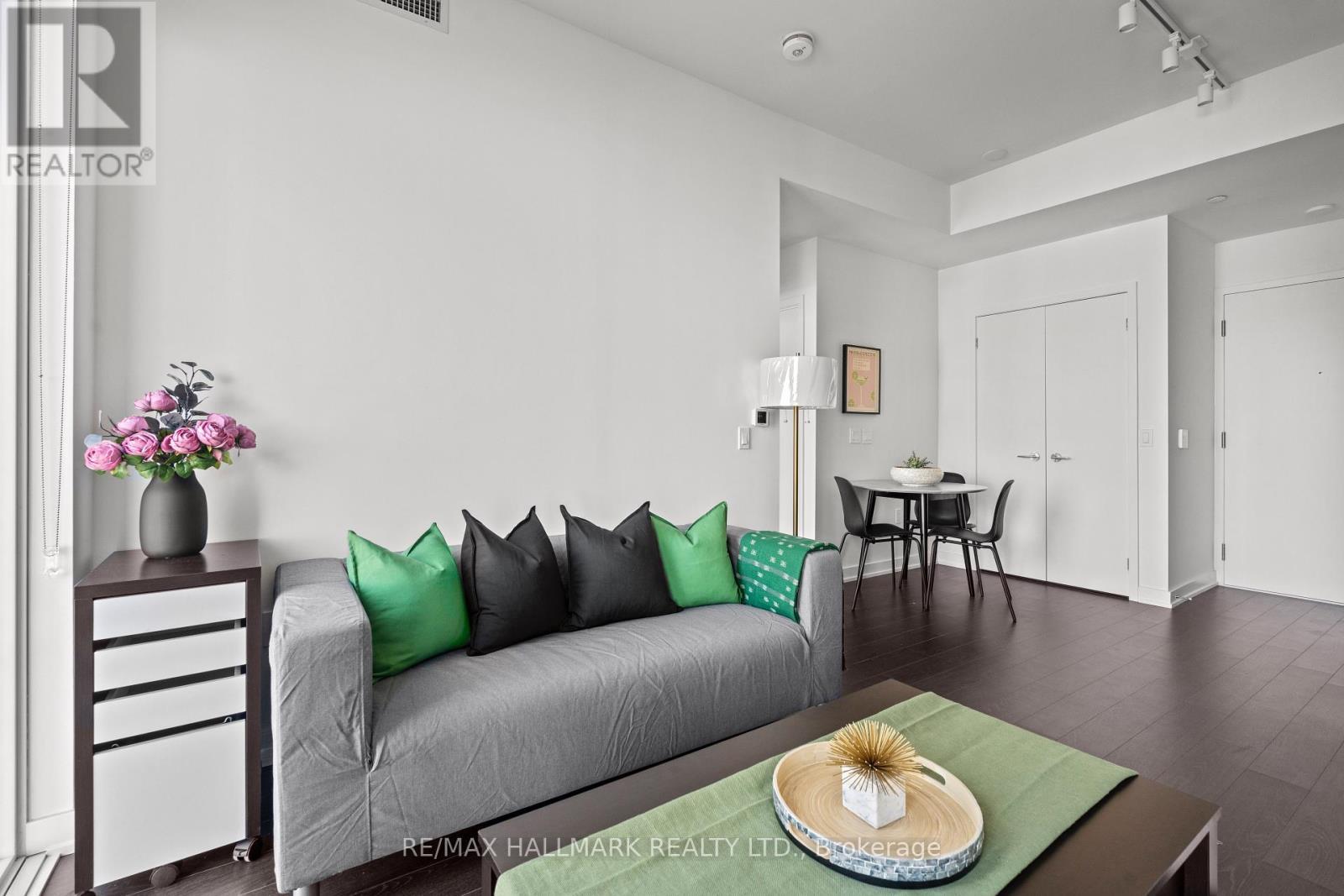 1402 - 238 Simcoe Street, Toronto, ON - Indoor Photo Showing Living Room