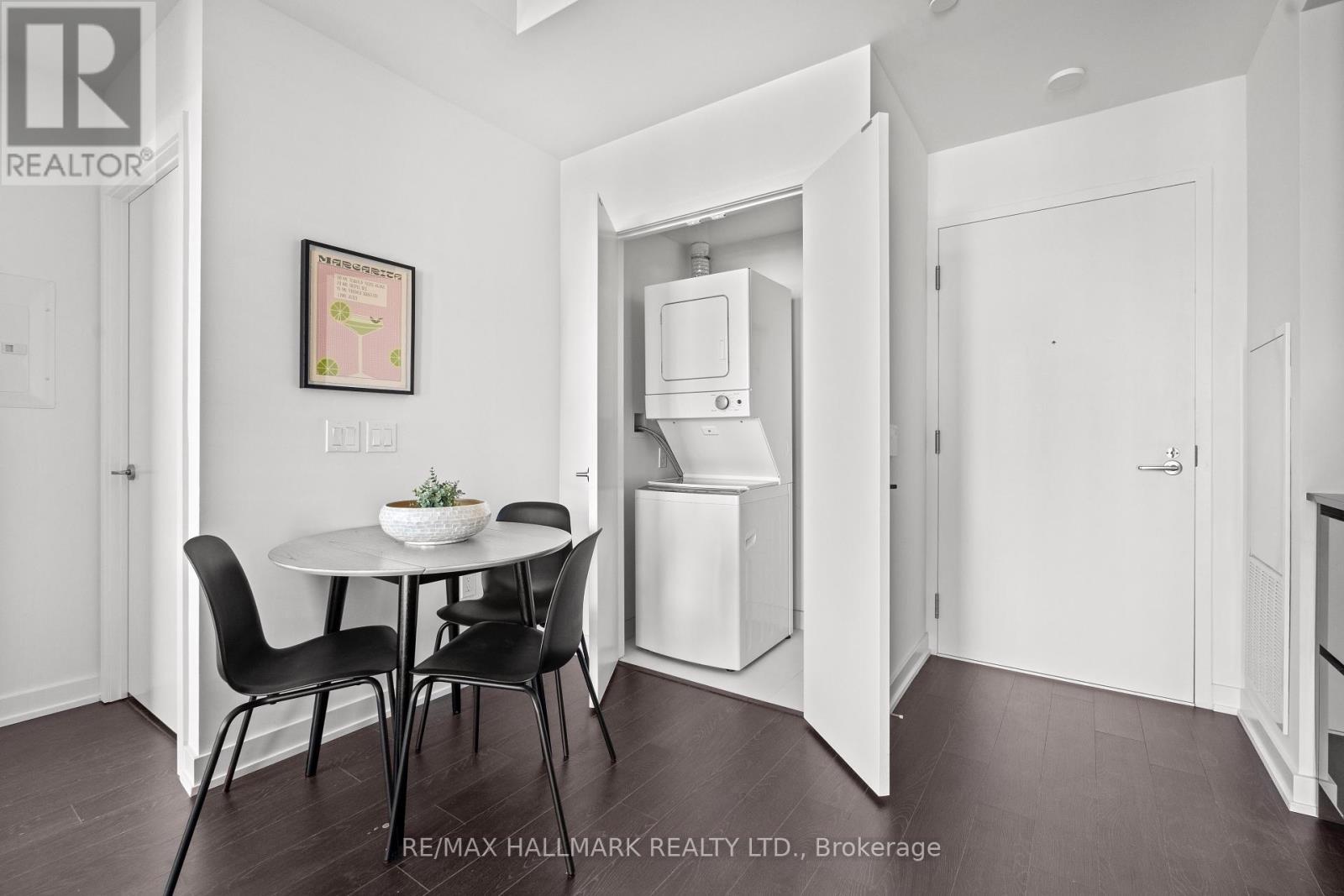 1402 - 238 Simcoe Street, Toronto, ON - Indoor Photo Showing Laundry Room