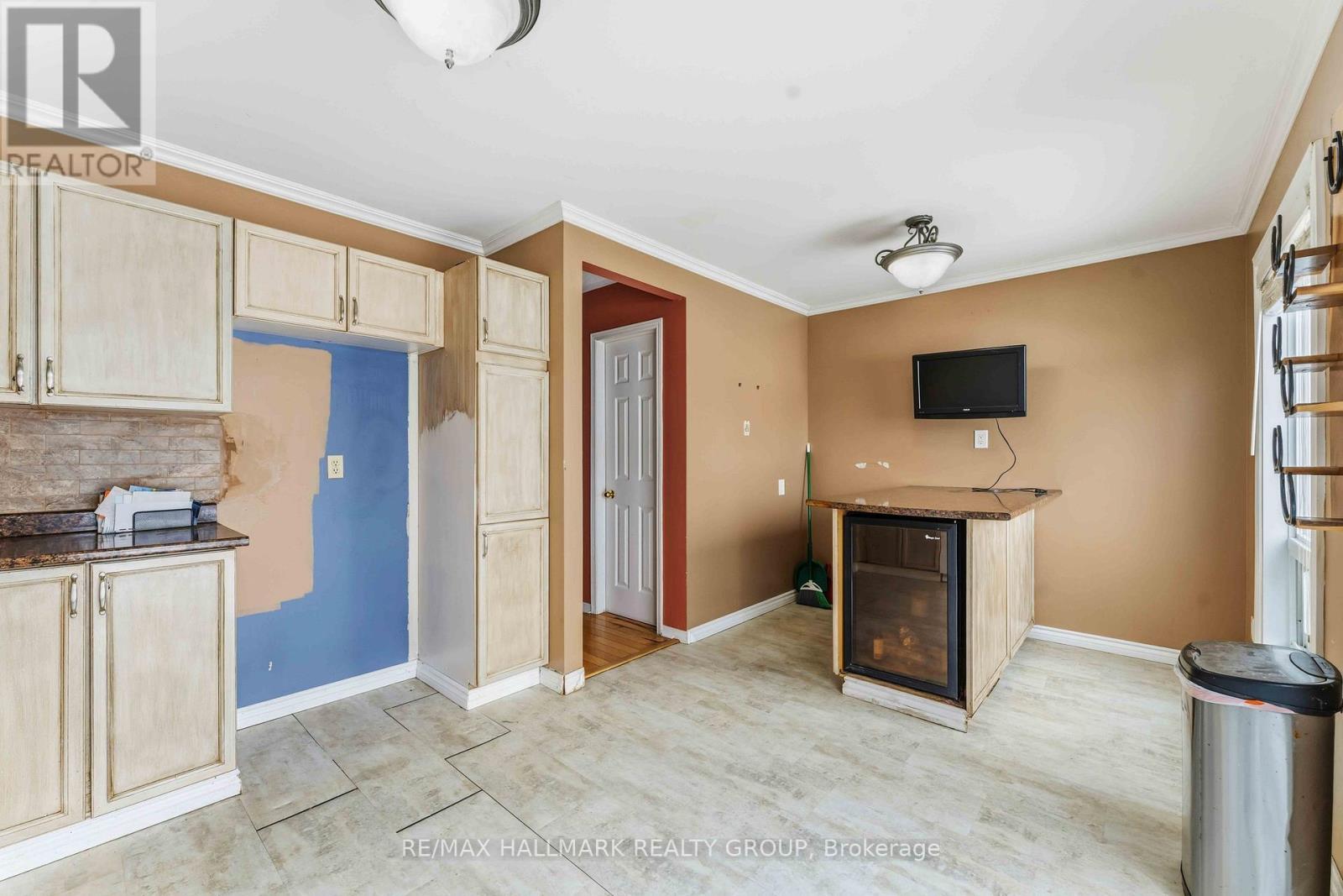648 Brome Crescent, Ottawa, ON - Indoor Photo Showing Kitchen