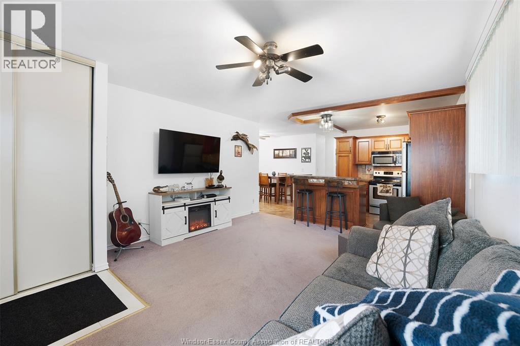 17 Chestnut St., Mcgregor, ON - Indoor Photo Showing Living Room