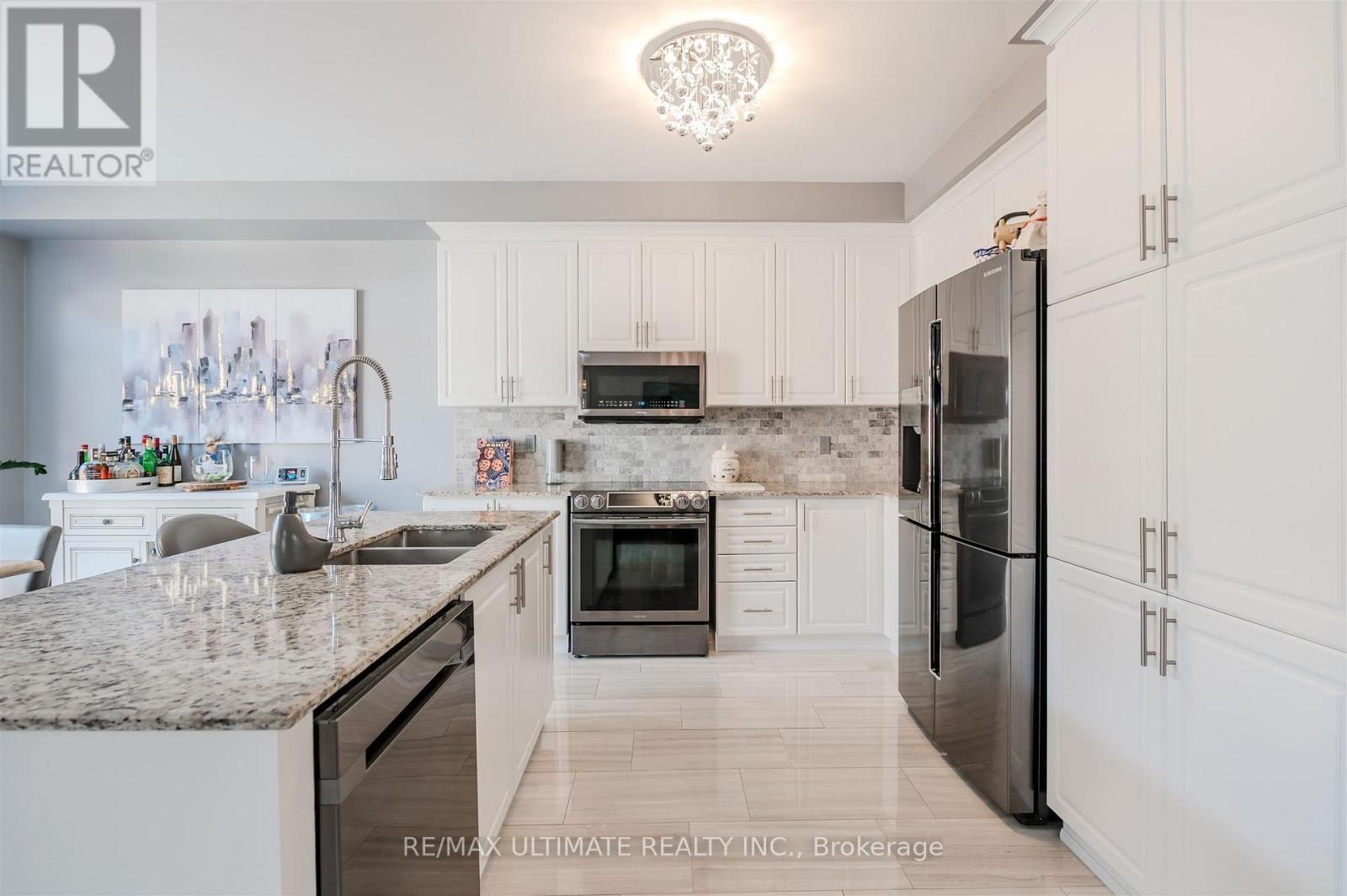 47 Lewis Avenue, Bradford West Gwillimbury, ON - Indoor Photo Showing Kitchen With Stainless Steel Kitchen With Double Sink With Upgraded Kitchen