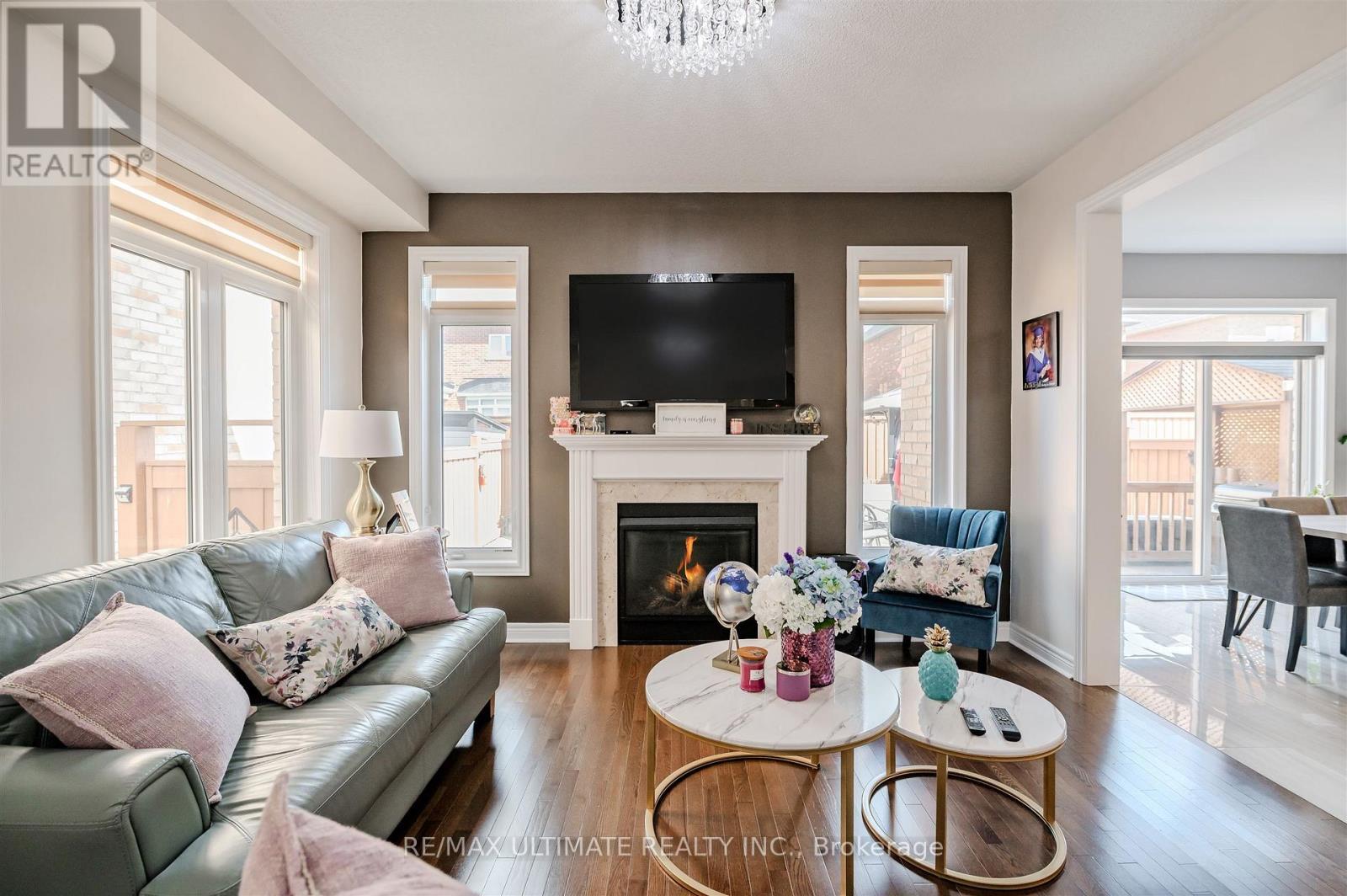 47 Lewis Avenue, Bradford West Gwillimbury, ON - Indoor Photo Showing Living Room With Fireplace