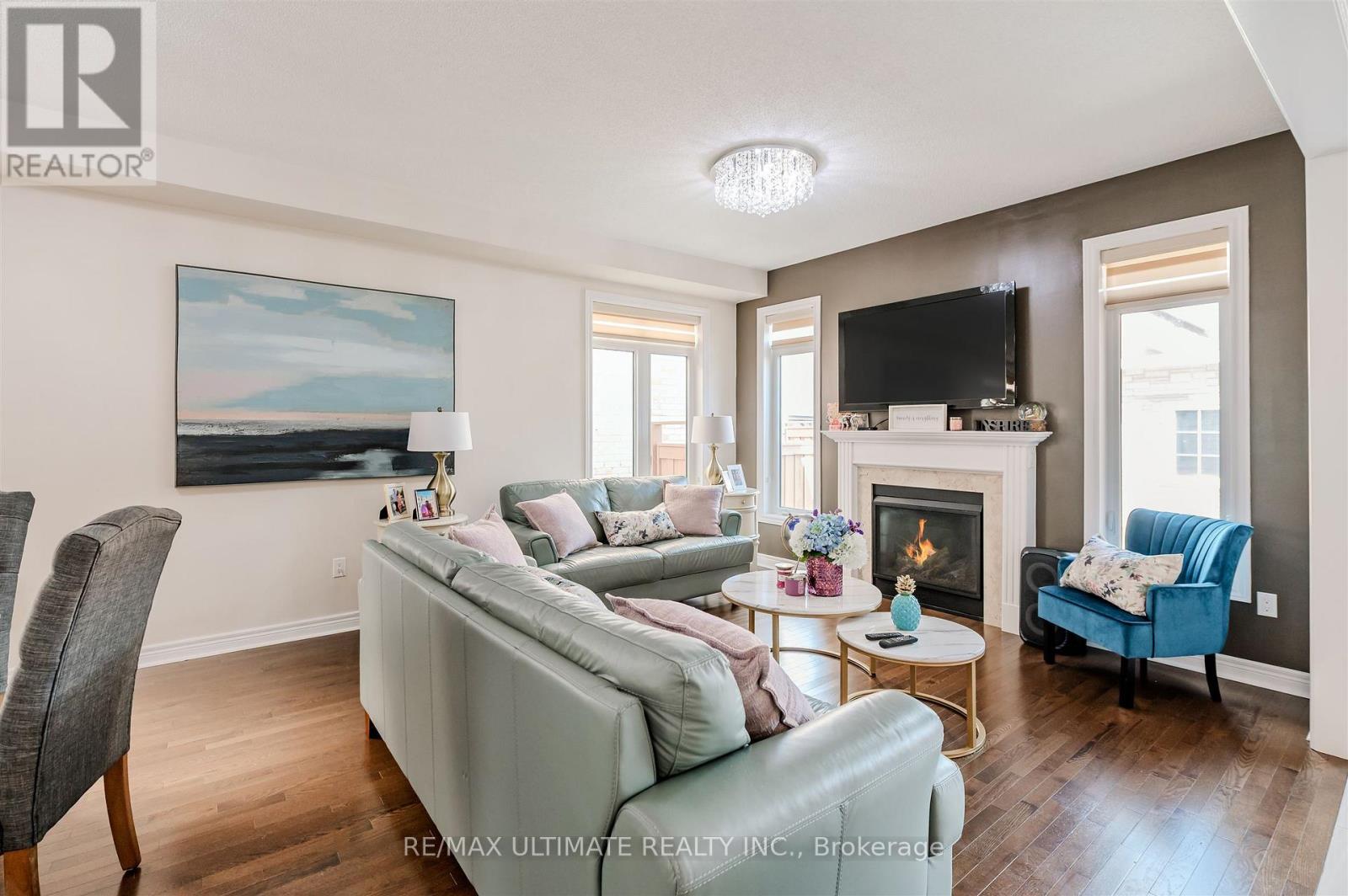 47 Lewis Avenue, Bradford West Gwillimbury, ON - Indoor Photo Showing Living Room With Fireplace
