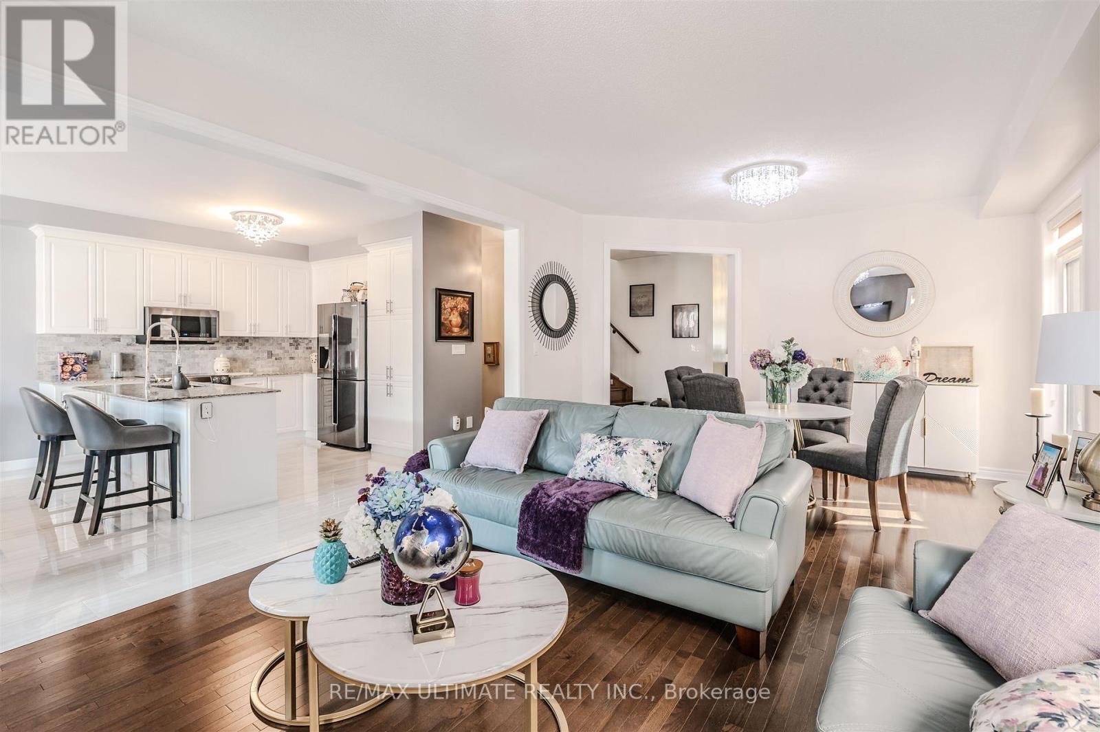 47 Lewis Avenue, Bradford West Gwillimbury, ON - Indoor Photo Showing Living Room