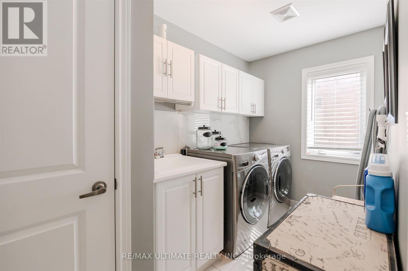 47 Lewis Avenue, Bradford West Gwillimbury, ON - Indoor Photo Showing Laundry Room