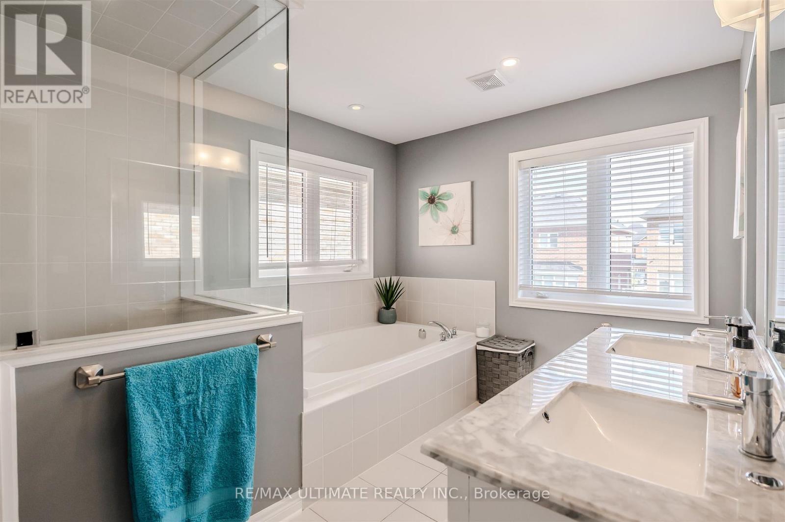 47 Lewis Avenue, Bradford West Gwillimbury, ON - Indoor Photo Showing Bathroom