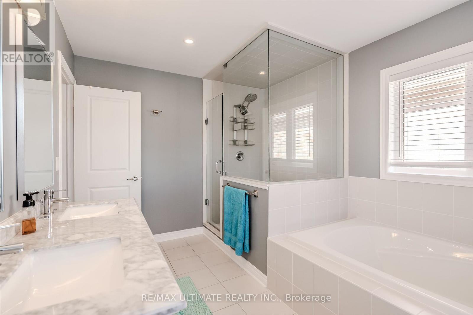 47 Lewis Avenue, Bradford West Gwillimbury, ON - Indoor Photo Showing Bathroom