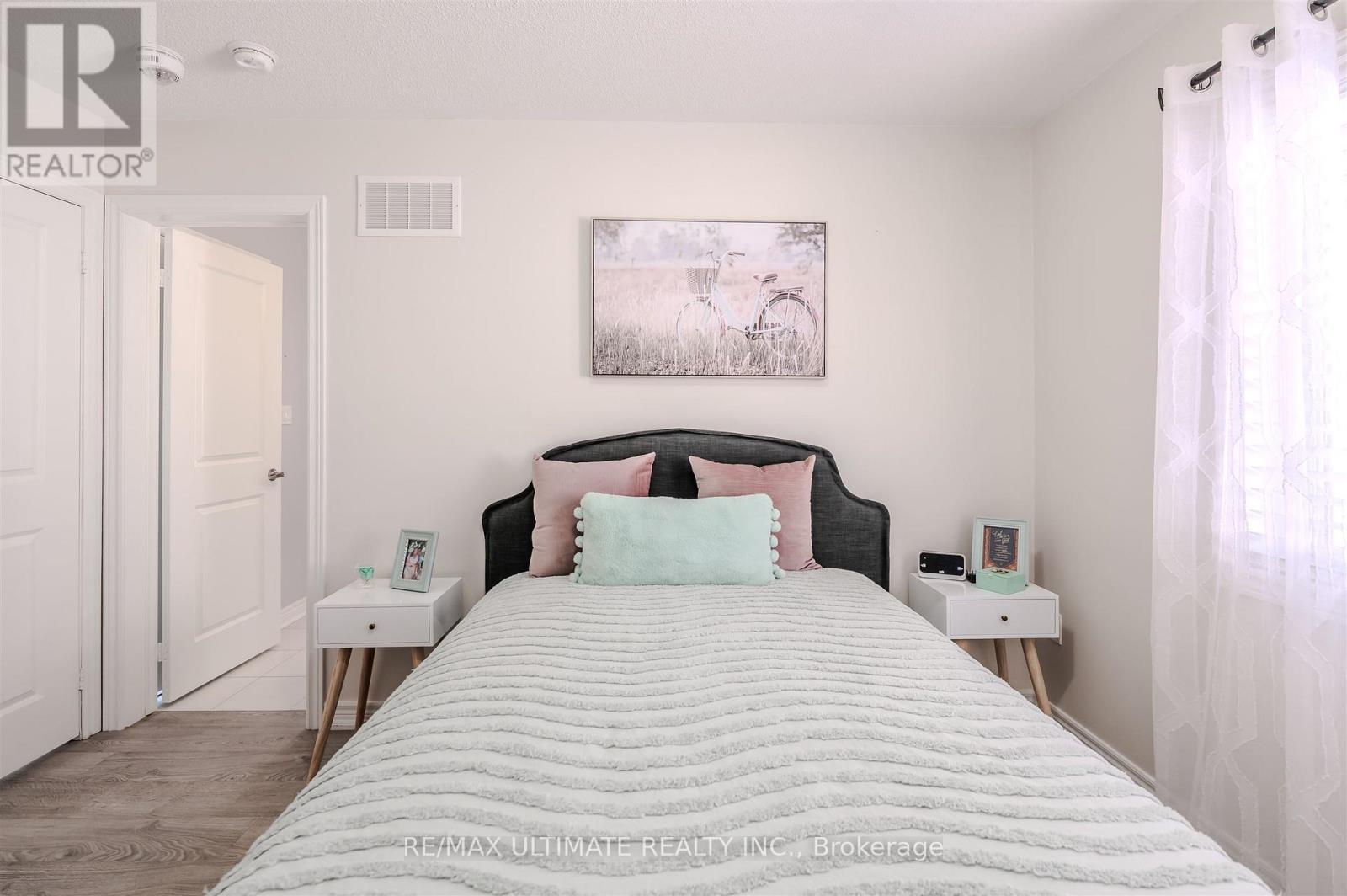 47 Lewis Avenue, Bradford West Gwillimbury, ON - Indoor Photo Showing Bedroom