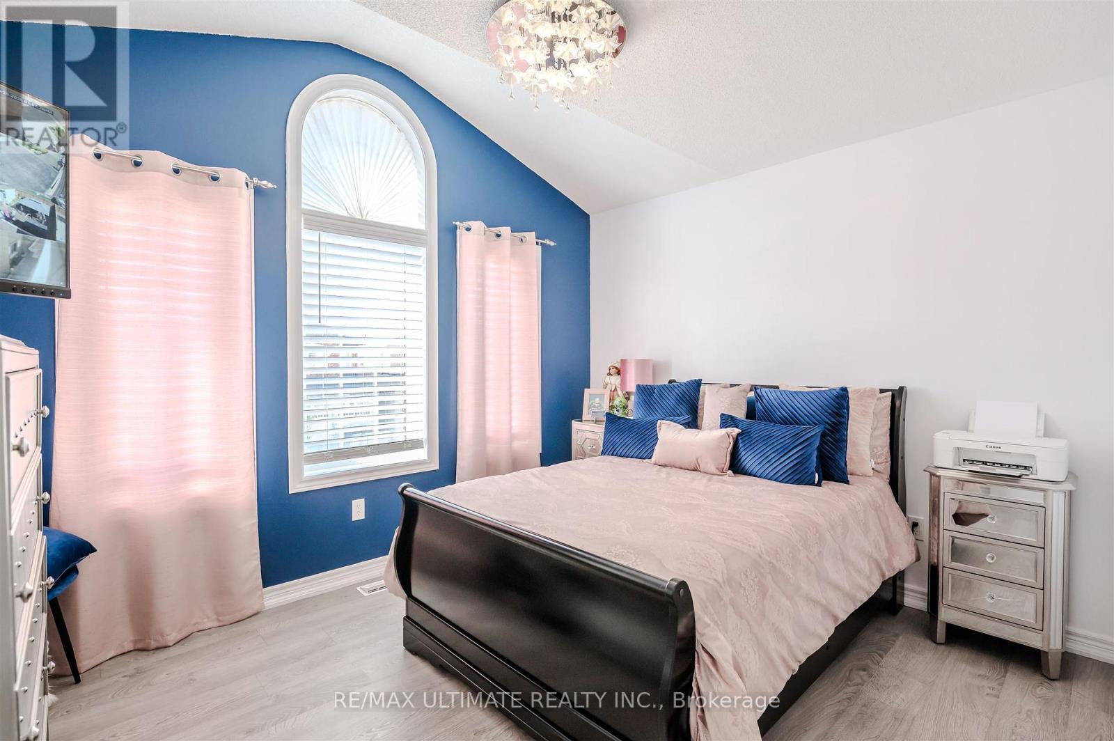 47 Lewis Avenue, Bradford West Gwillimbury, ON - Indoor Photo Showing Bedroom