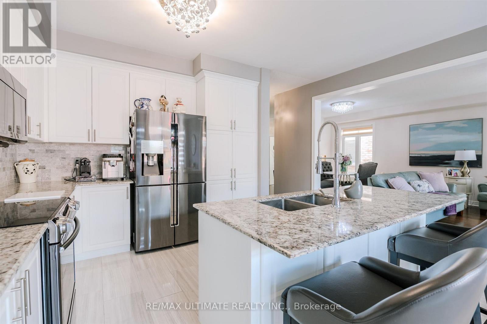 47 Lewis Avenue, Bradford West Gwillimbury, ON - Indoor Photo Showing Kitchen With Stainless Steel Kitchen With Double Sink With Upgraded Kitchen