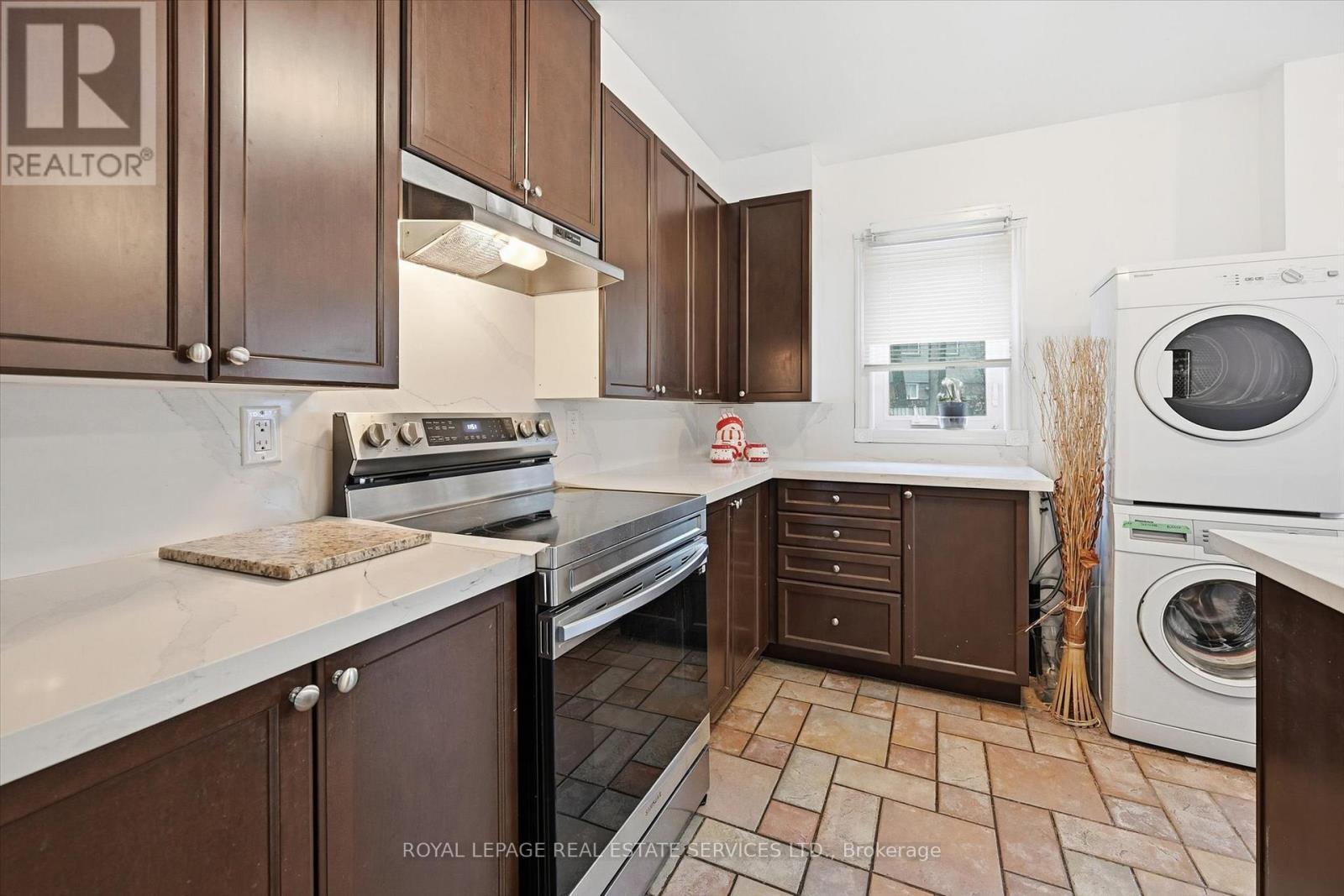 Gourmet Kitchen with Stainless Steel Appliances - 2299 Wiseman Court, Mississauga, ON - Indoor Photo Showing Laundry Room