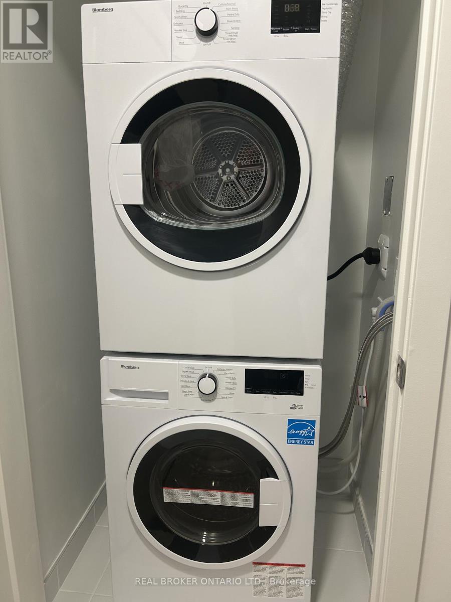 2205 - 5105 Hurontario Street, Mississauga, ON - Indoor Photo Showing Laundry Room