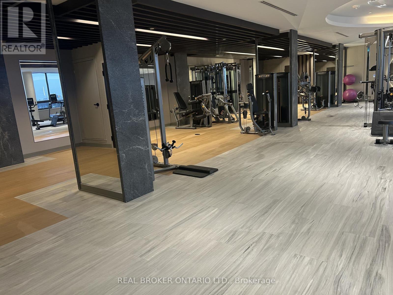 2205 - 5105 Hurontario Street, Mississauga, ON - Indoor Photo Showing Gym Room