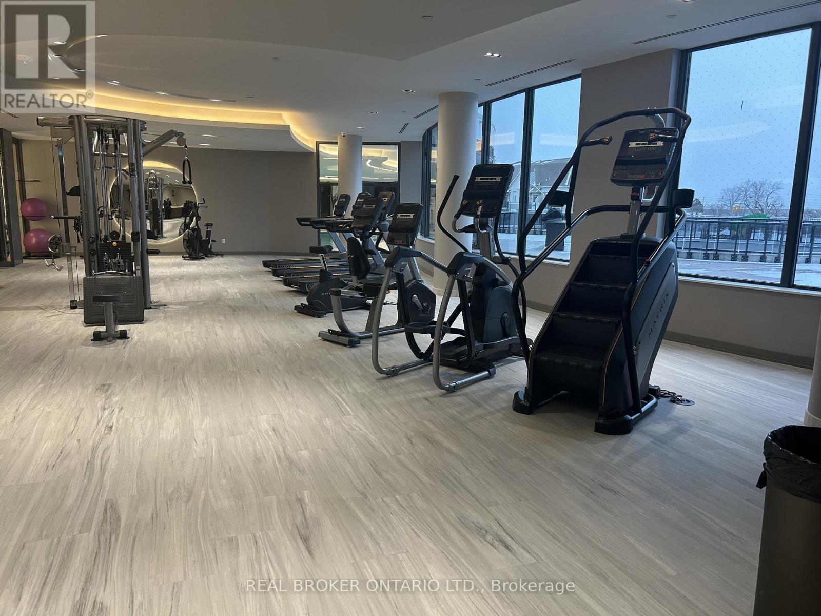 2205 - 5105 Hurontario Street, Mississauga, ON - Indoor Photo Showing Gym Room