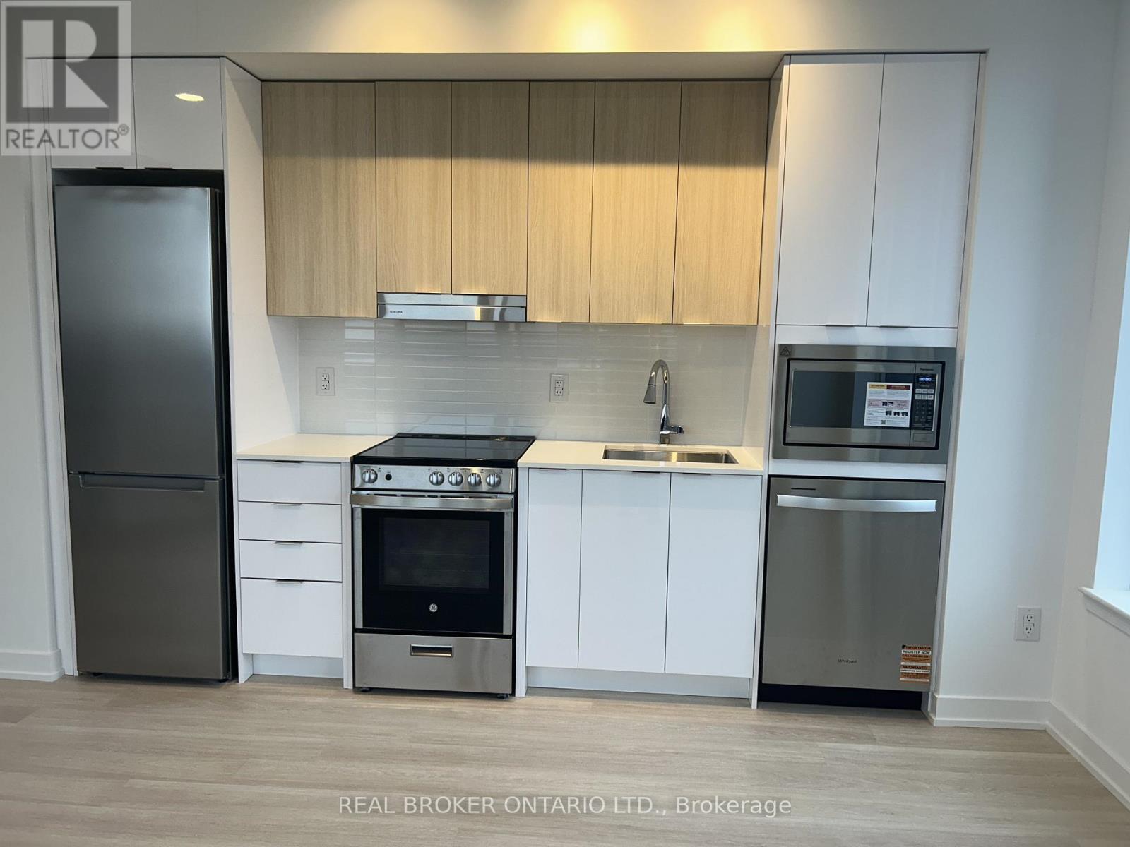 2205 - 5105 Hurontario Street, Mississauga, ON - Indoor Photo Showing Kitchen