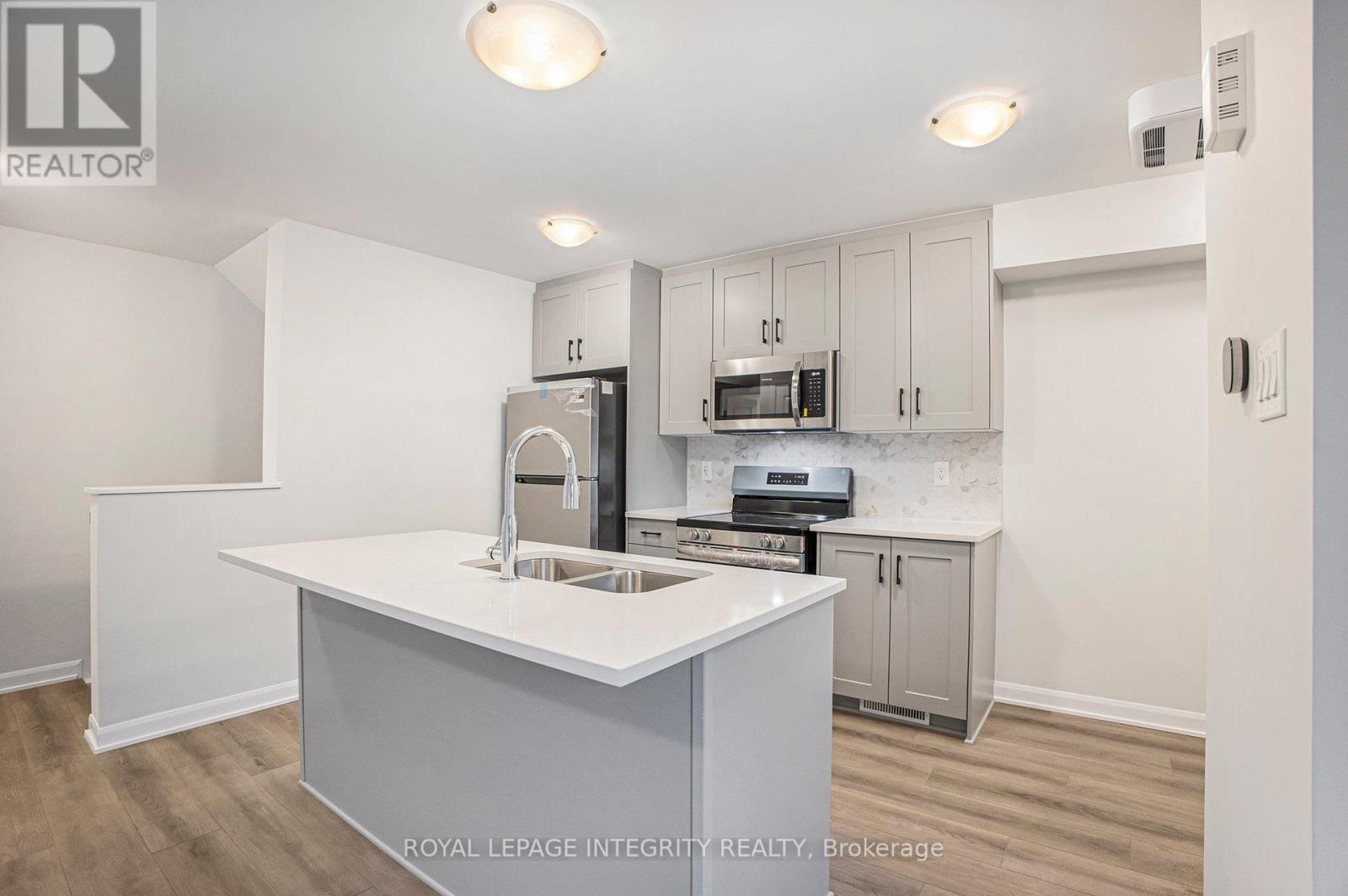 1130 Creekway Private, Ottawa, ON - Indoor Photo Showing Kitchen With Double Sink