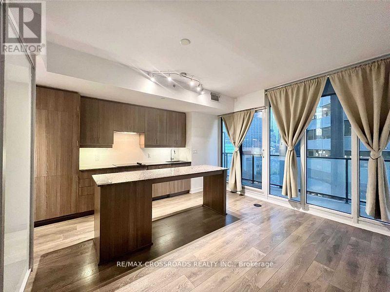 1007 - 426 University Avenue, Toronto, ON - Indoor Photo Showing Kitchen