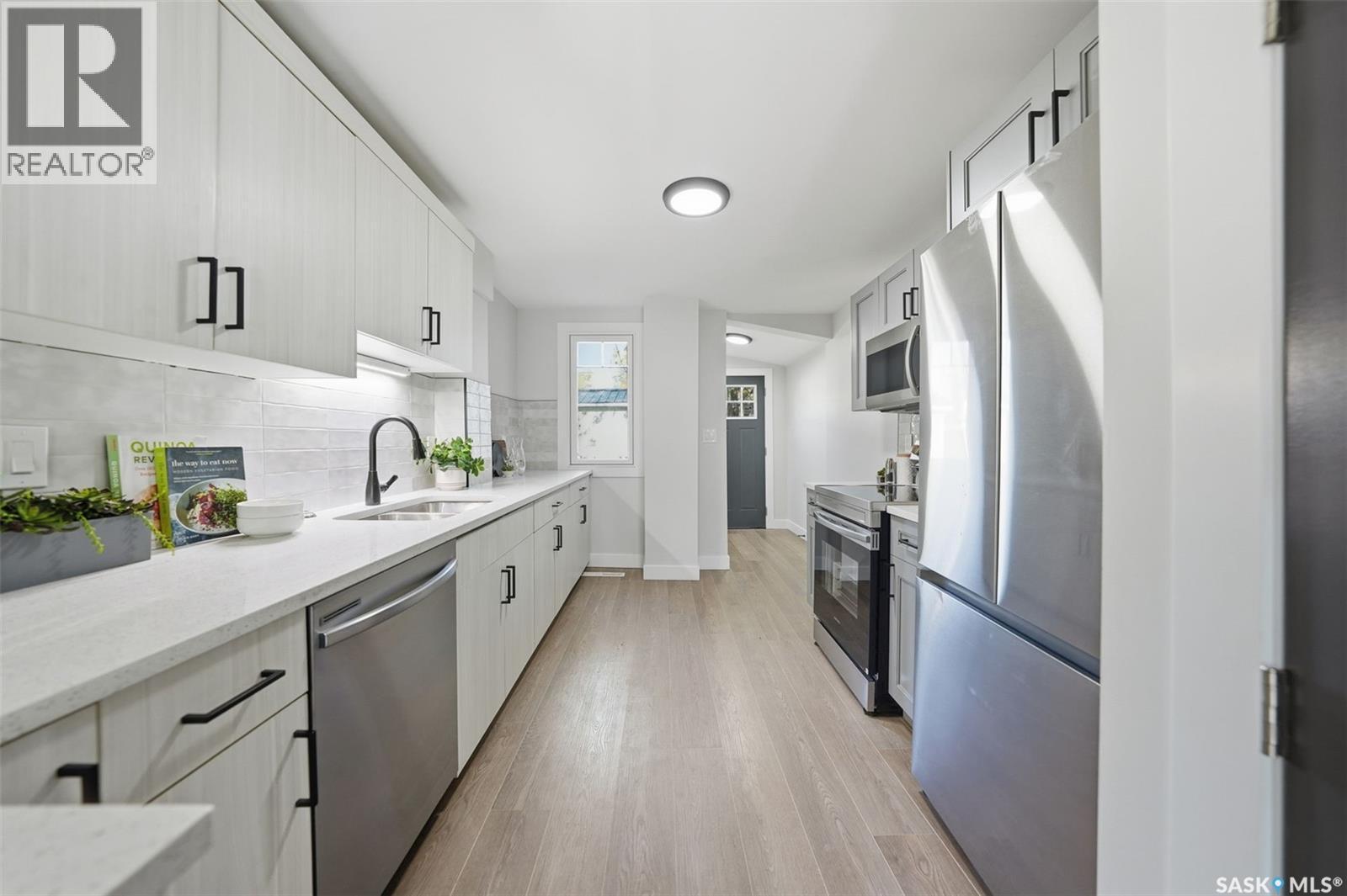 622 31St Street W, Saskatoon, SK - Indoor Photo Showing Kitchen With Upgraded Kitchen