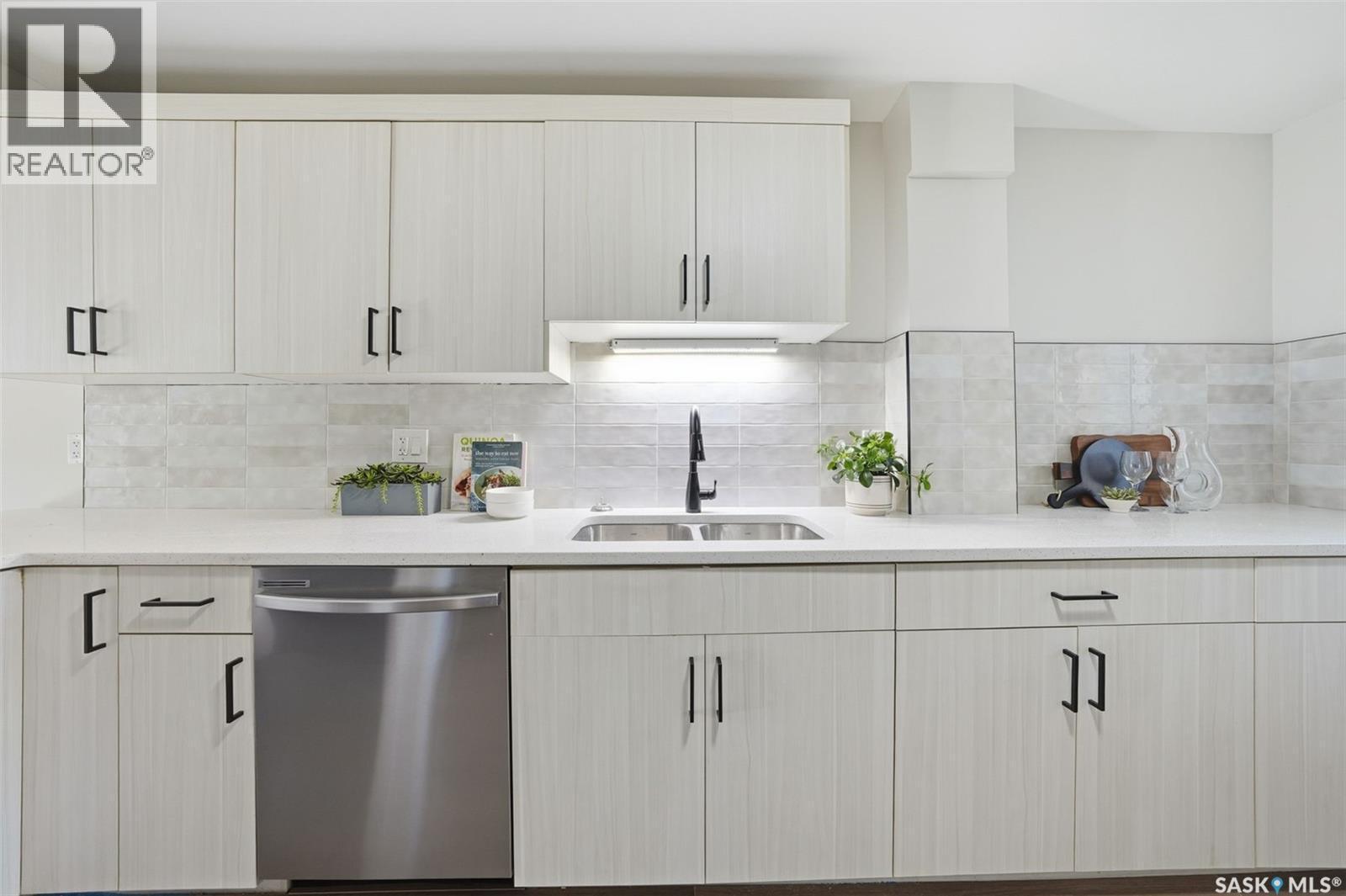 622 31St Street W, Saskatoon, SK - Indoor Photo Showing Kitchen With Double Sink