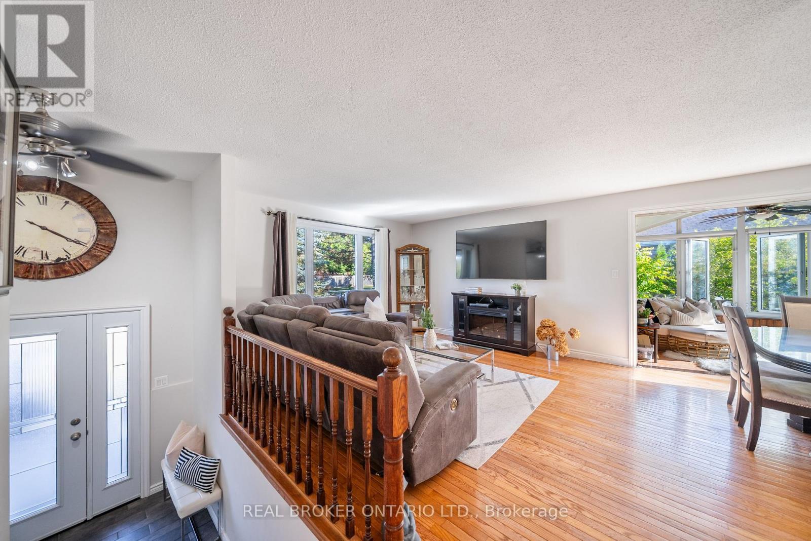 118 Patterson Street N, New Tecumseth, ON - Indoor Photo Showing Living Room With Fireplace
