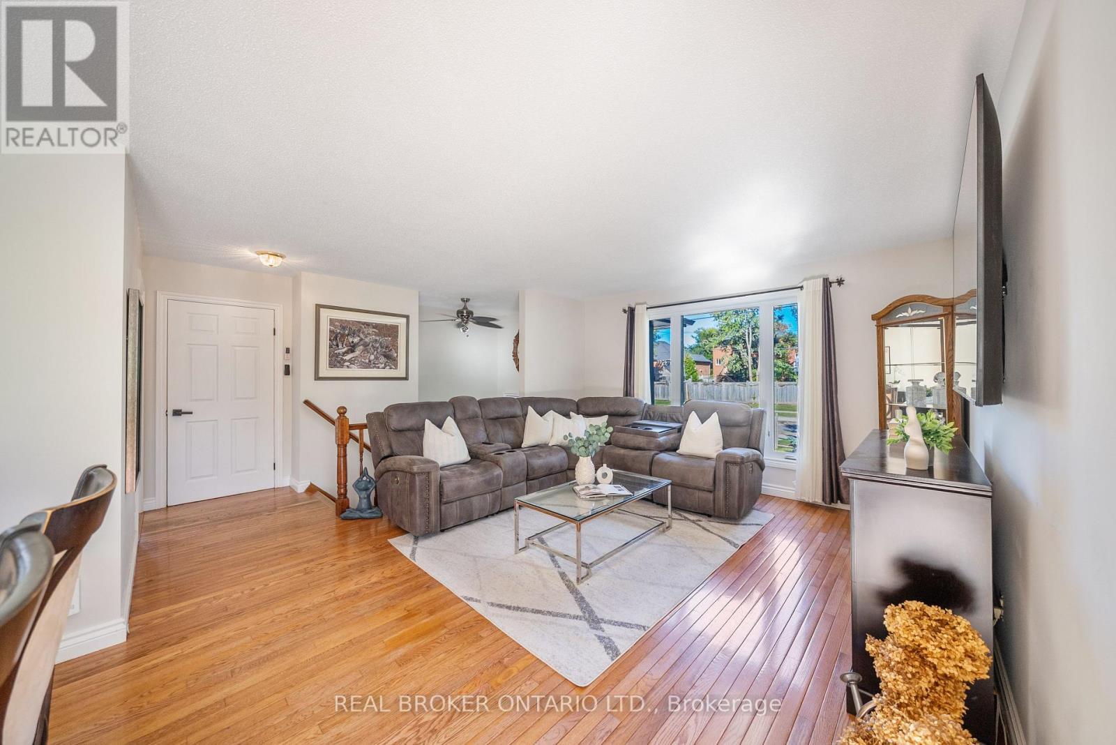 118 Patterson Street N, New Tecumseth, ON - Indoor Photo Showing Living Room