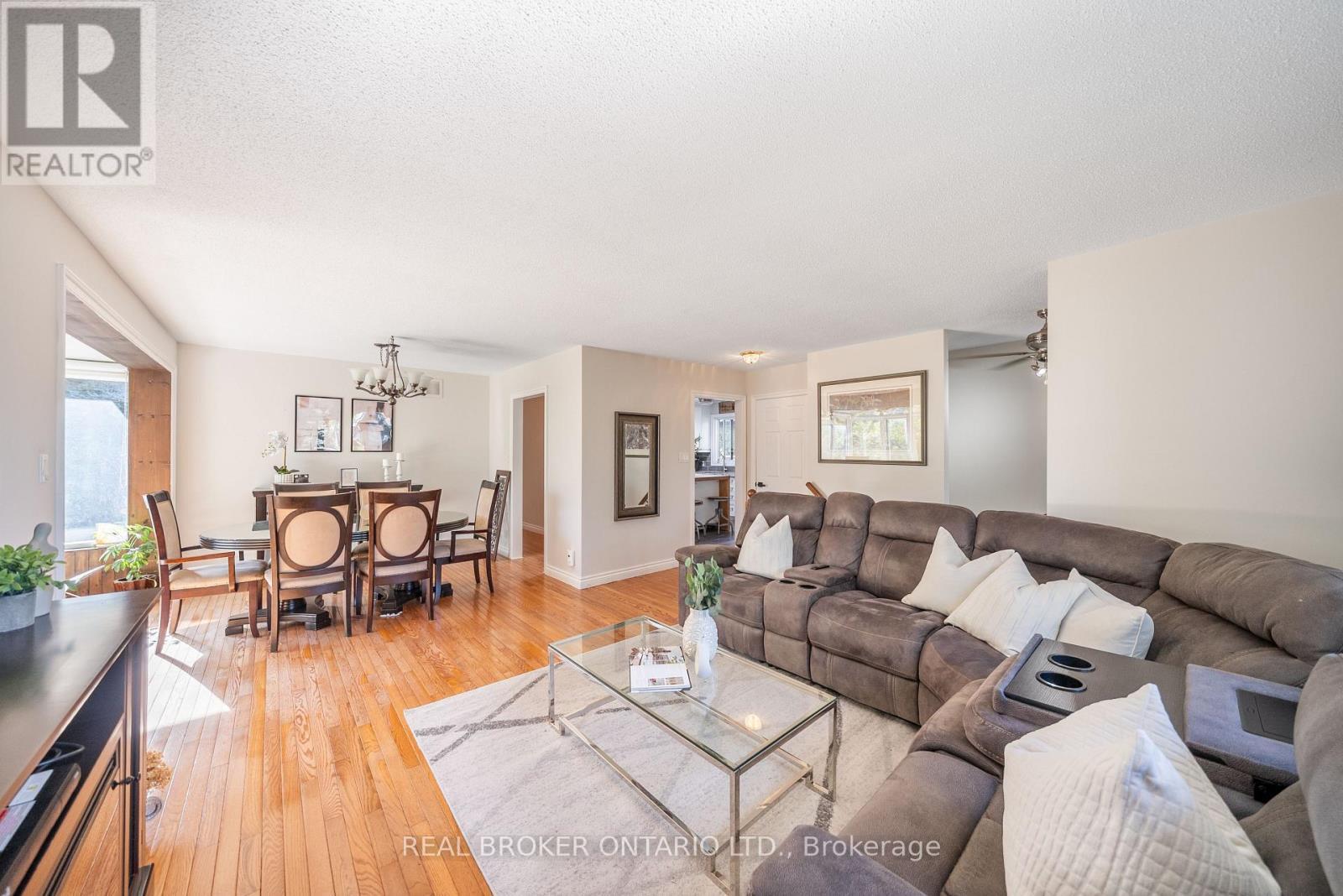 118 Patterson Street N, New Tecumseth, ON - Indoor Photo Showing Living Room