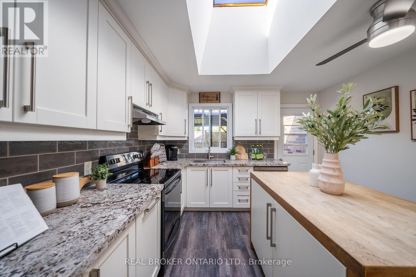 118 Patterson Street N, New Tecumseth, ON - Indoor Photo Showing Kitchen With Upgraded Kitchen