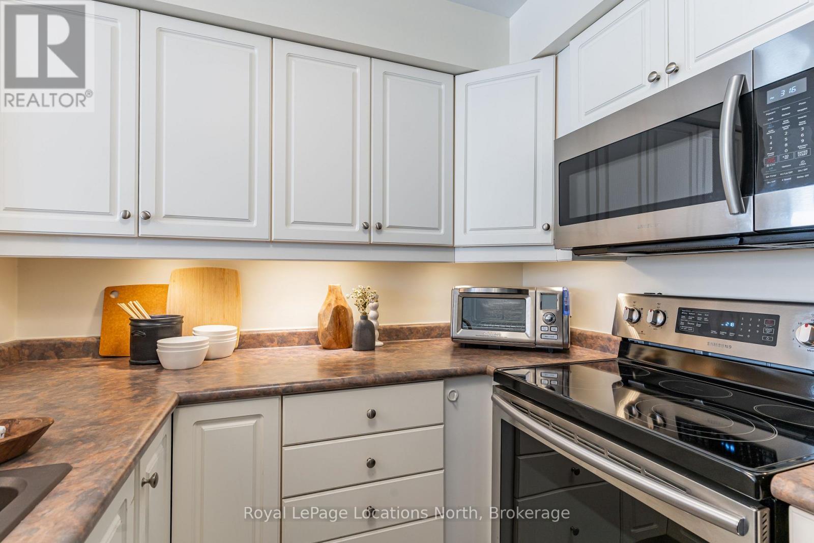 465 Mariners Way, Collingwood, ON - Indoor Photo Showing Kitchen