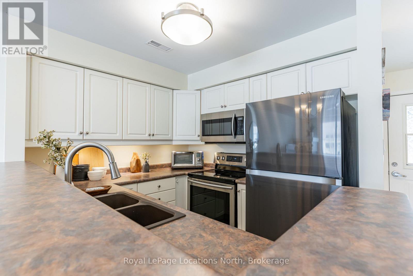 465 Mariners Way, Collingwood, ON - Indoor Photo Showing Kitchen With Stainless Steel Kitchen With Double Sink