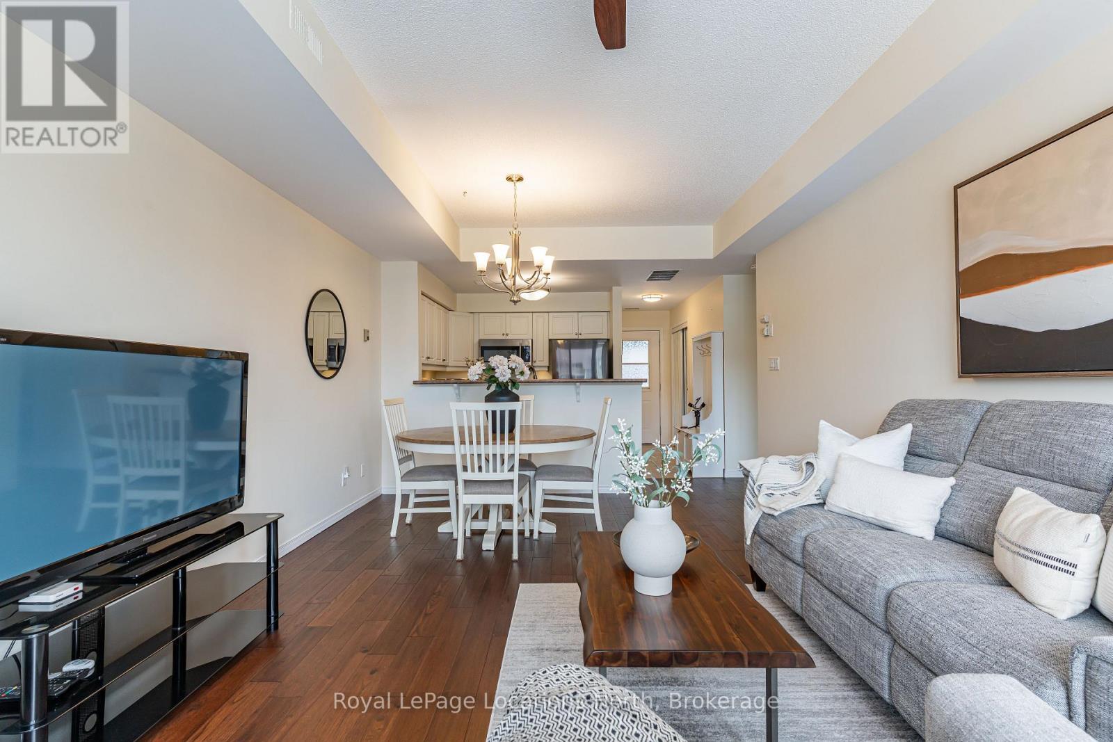 465 Mariners Way, Collingwood, ON - Indoor Photo Showing Living Room