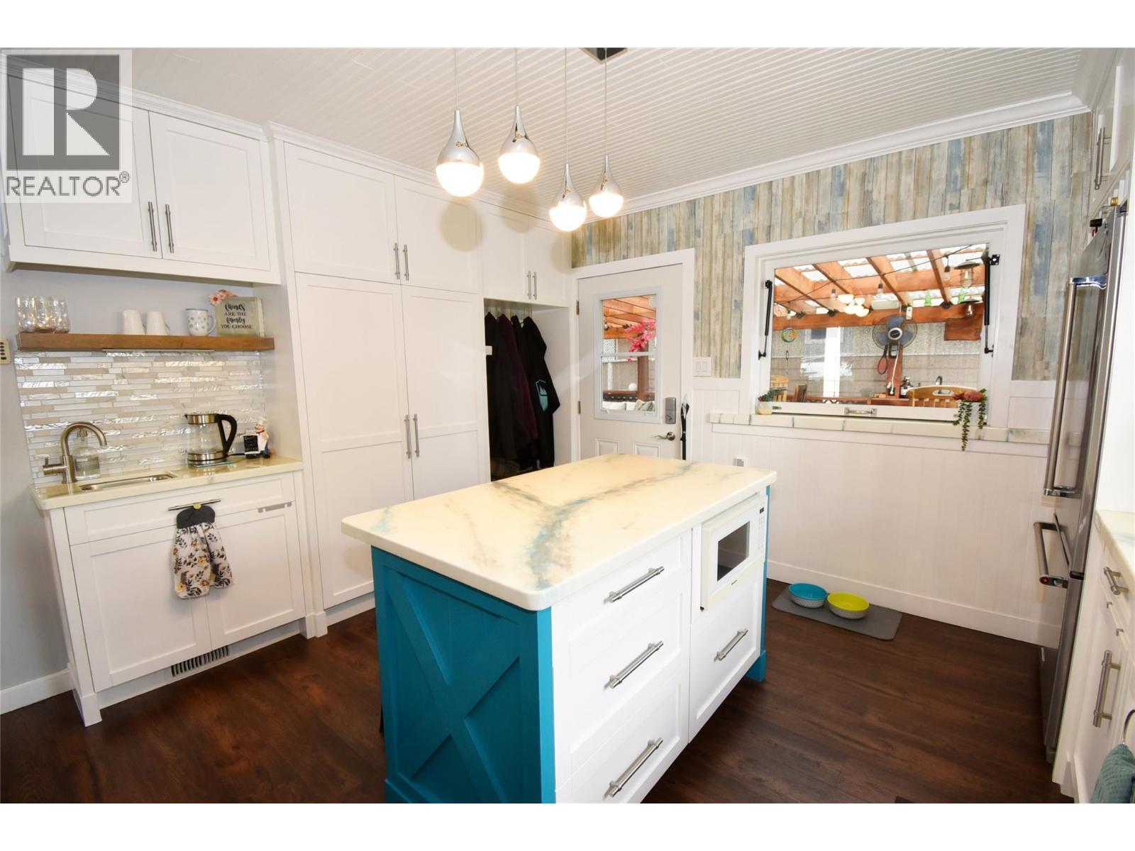 3930 26 Street, Vernon, BC - Indoor Photo Showing Kitchen