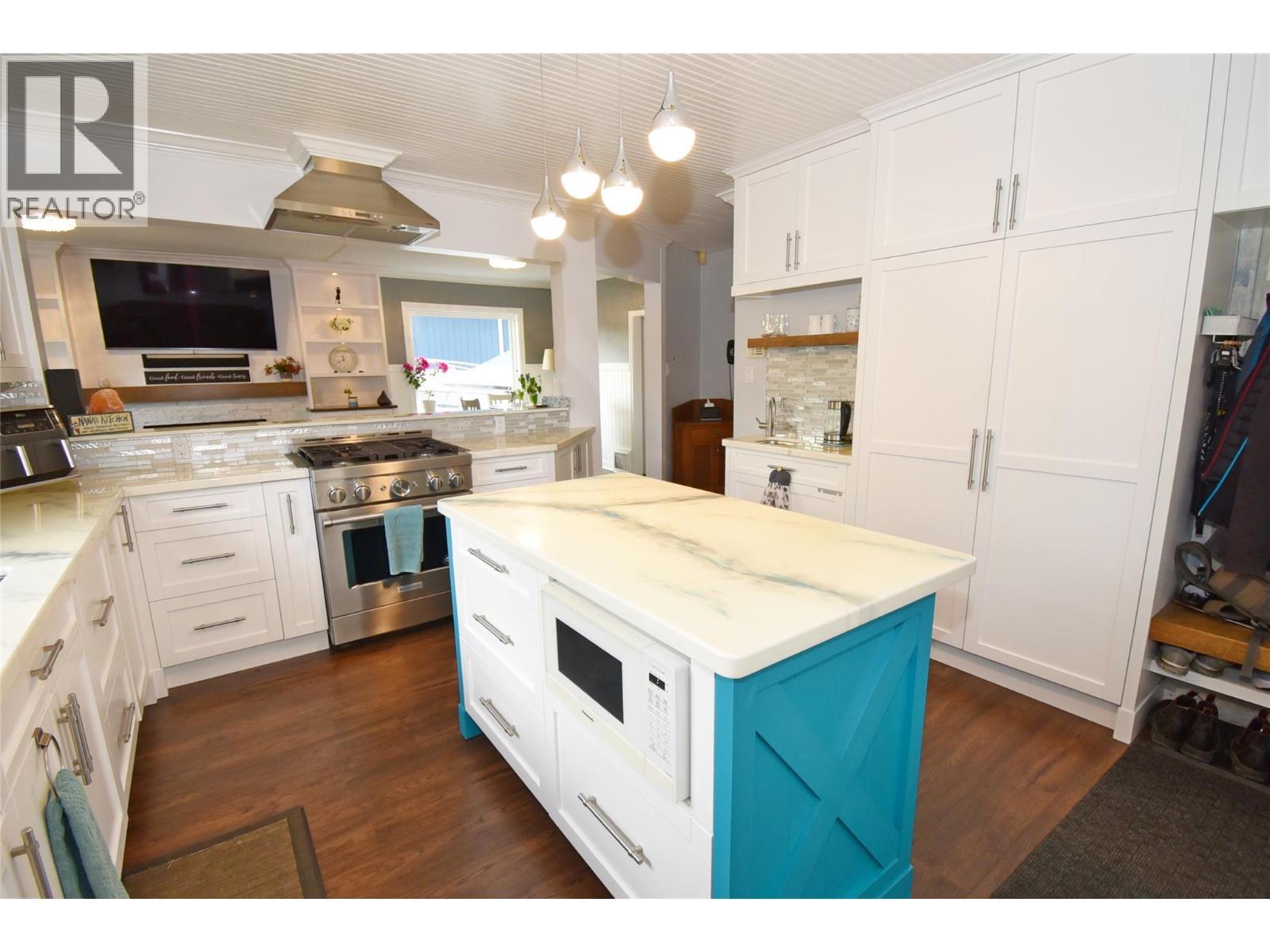 3930 26 Street, Vernon, BC - Indoor Photo Showing Kitchen