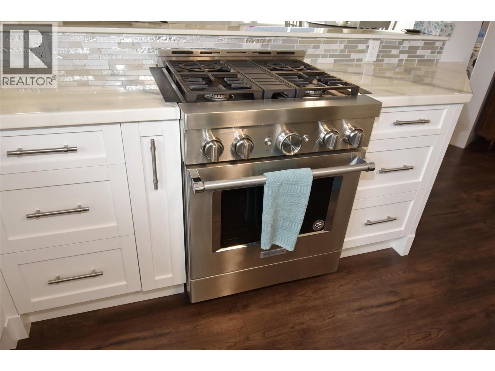 3930 26 Street, Vernon, BC - Indoor Photo Showing Kitchen