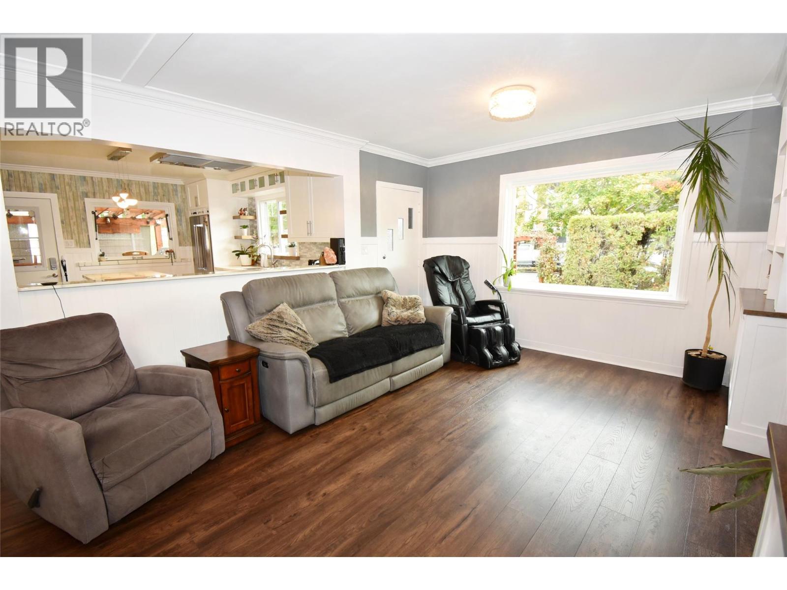 3930 26 Street, Vernon, BC - Indoor Photo Showing Living Room