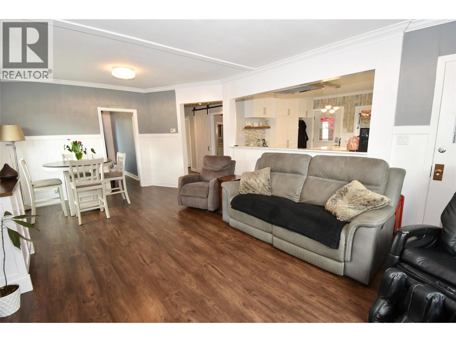 3930 26 Street, Vernon, BC - Indoor Photo Showing Living Room