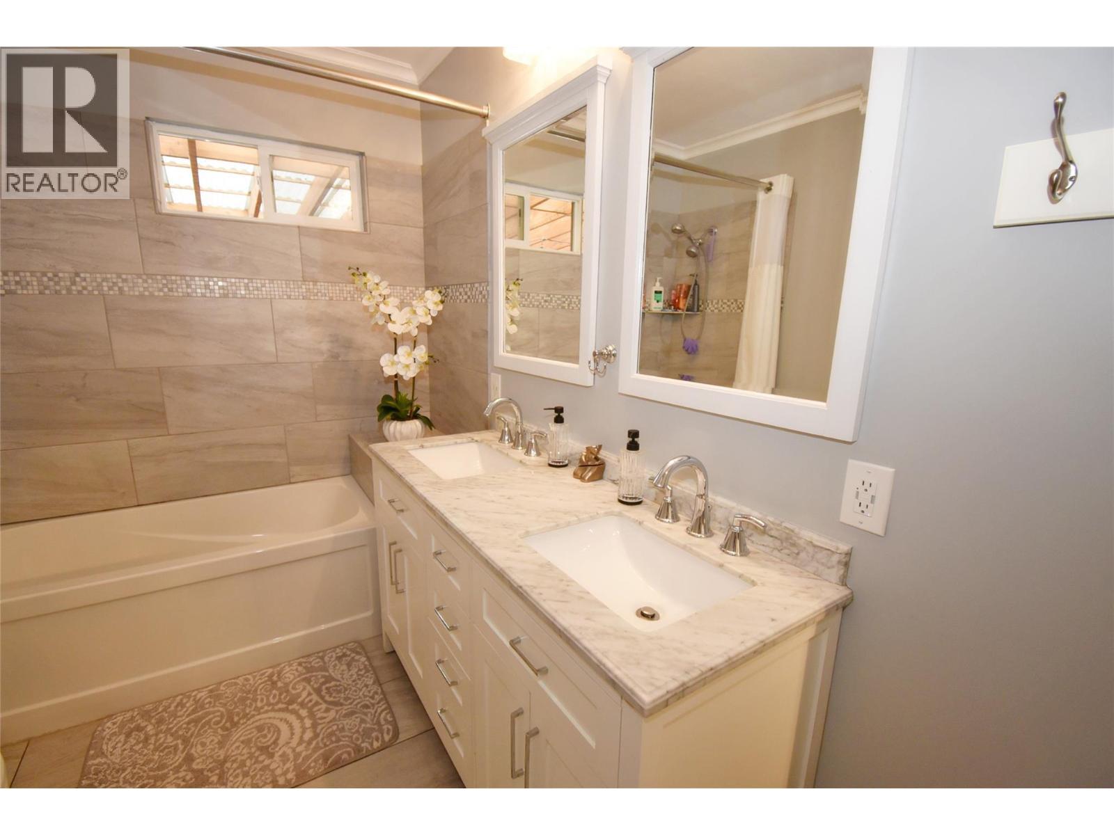 Main 5 pc bathroom - 3930 26 Street, Vernon, BC - Indoor Photo Showing Bathroom