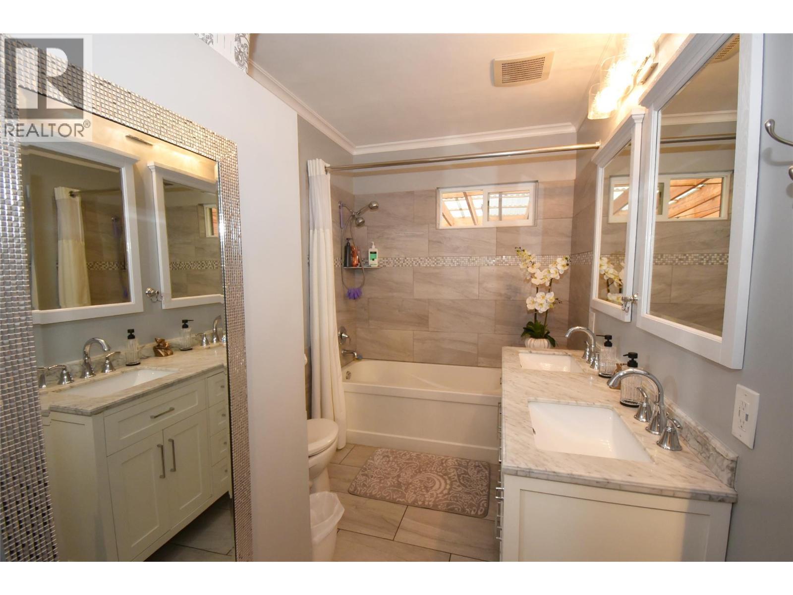 3930 26 Street, Vernon, BC - Indoor Photo Showing Bathroom