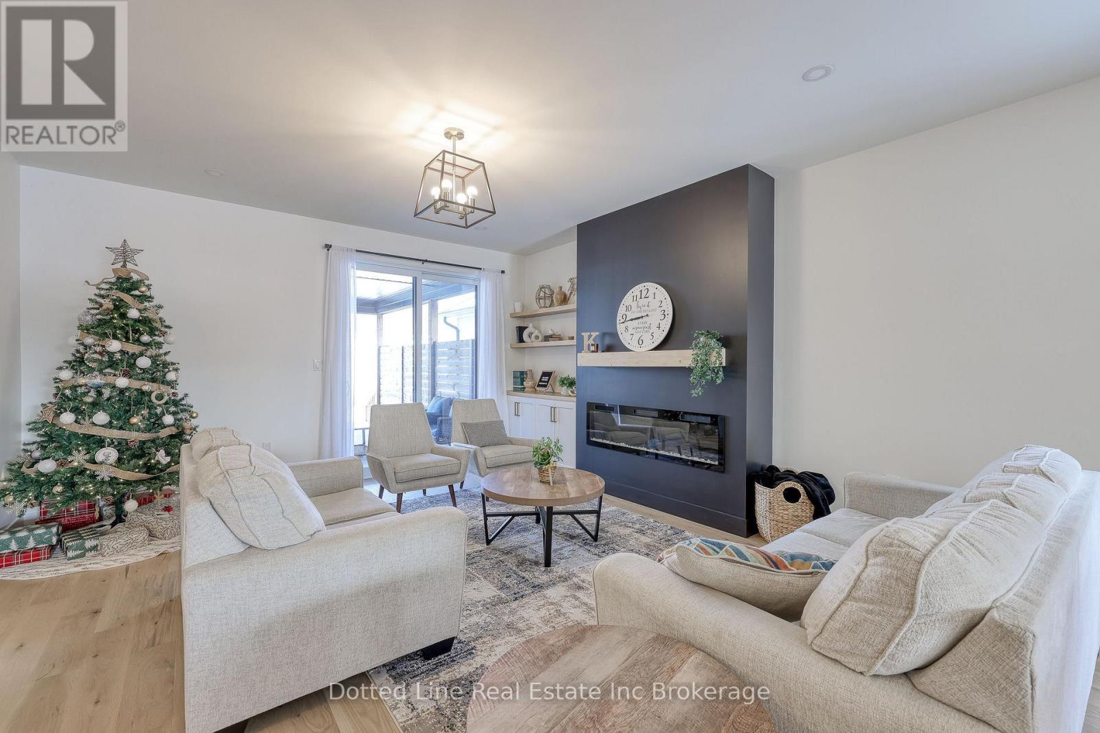 7 Charles Court, Bayham (Port Burwell), ON - Indoor Photo Showing Living Room With Fireplace