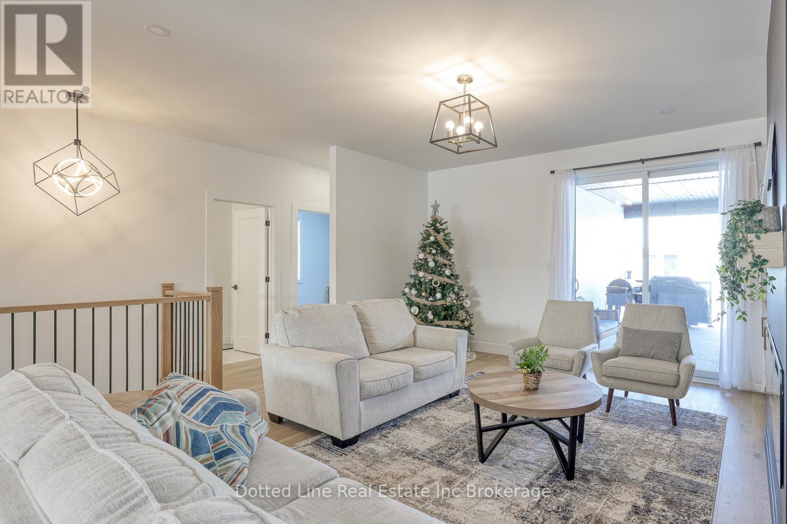 7 Charles Court, Bayham (Port Burwell), ON - Indoor Photo Showing Living Room