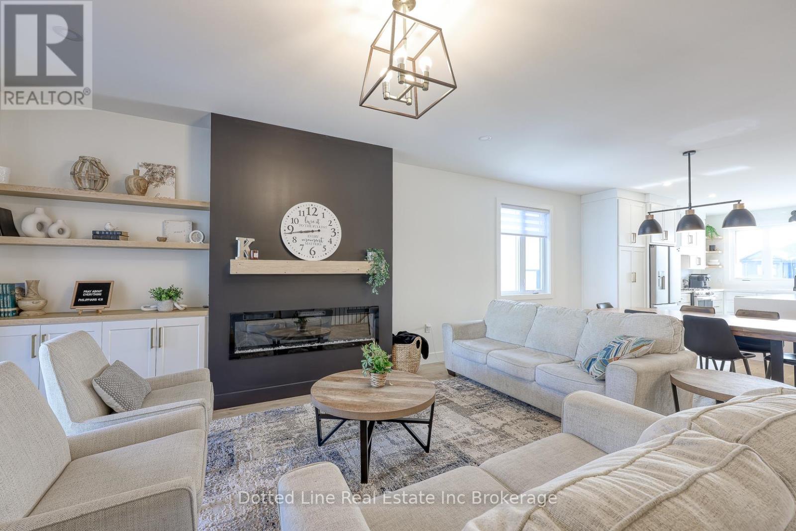 7 Charles Court, Bayham (Port Burwell), ON - Indoor Photo Showing Living Room With Fireplace