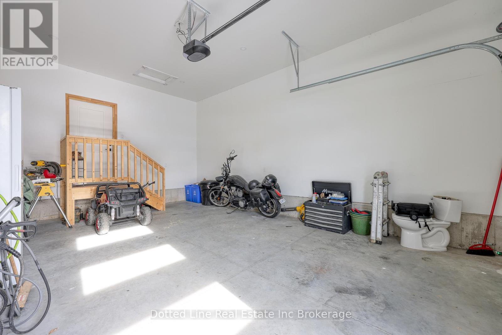 7 Charles Court, Bayham (Port Burwell), ON - Indoor Photo Showing Garage