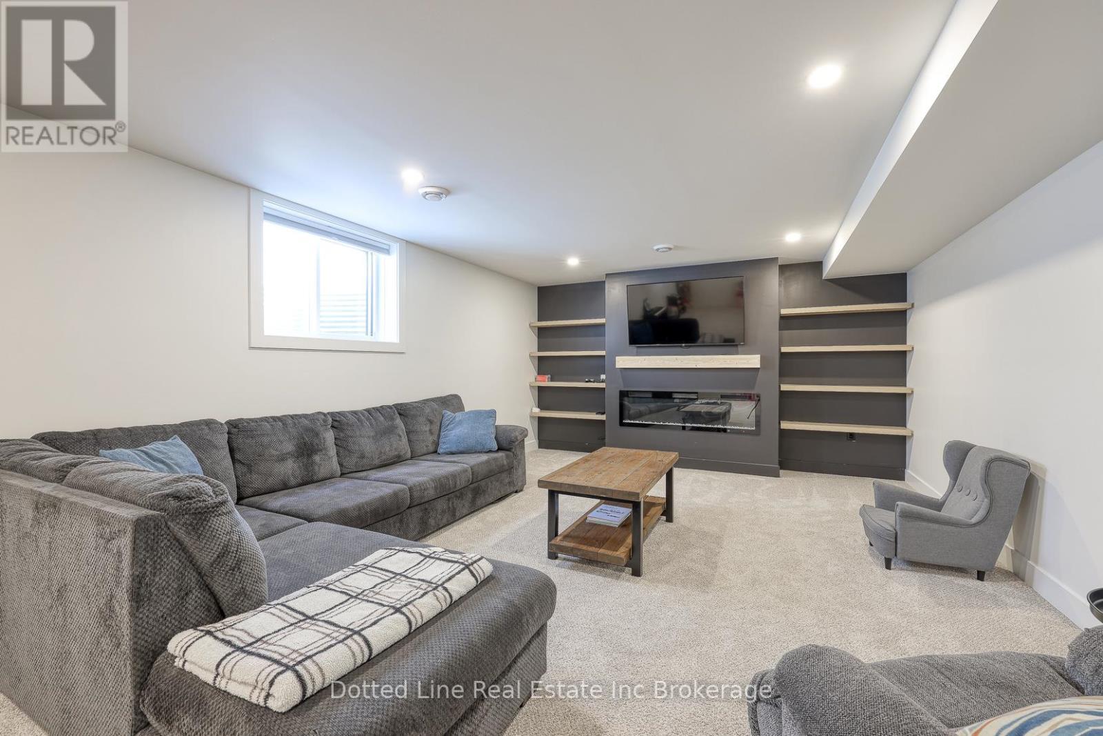 7 Charles Court, Bayham (Port Burwell), ON - Indoor Photo Showing Living Room With Fireplace