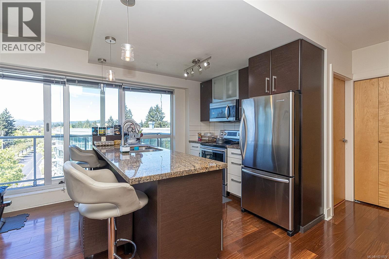 624 2745 Veterans Memorial Pkwy, Langford, BC - Indoor Photo Showing Kitchen With Upgraded Kitchen
